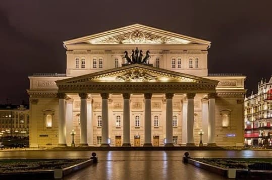 При вечерней иллюминации Большой еще прекраснее. Фото: Diego Delso