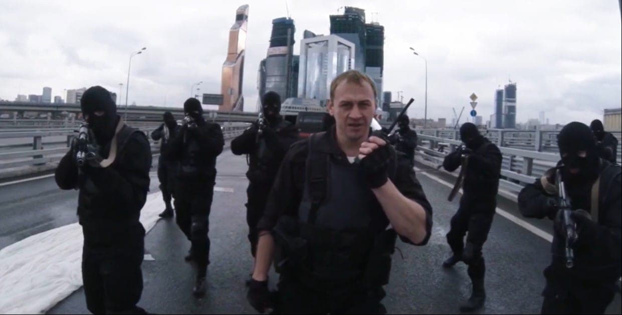 Первая встреча с головорезами Акана на фоне недостроенного Москва Сити. Кадр из фильма "Хардкор", 2015, Universal Pictures, Базелевс