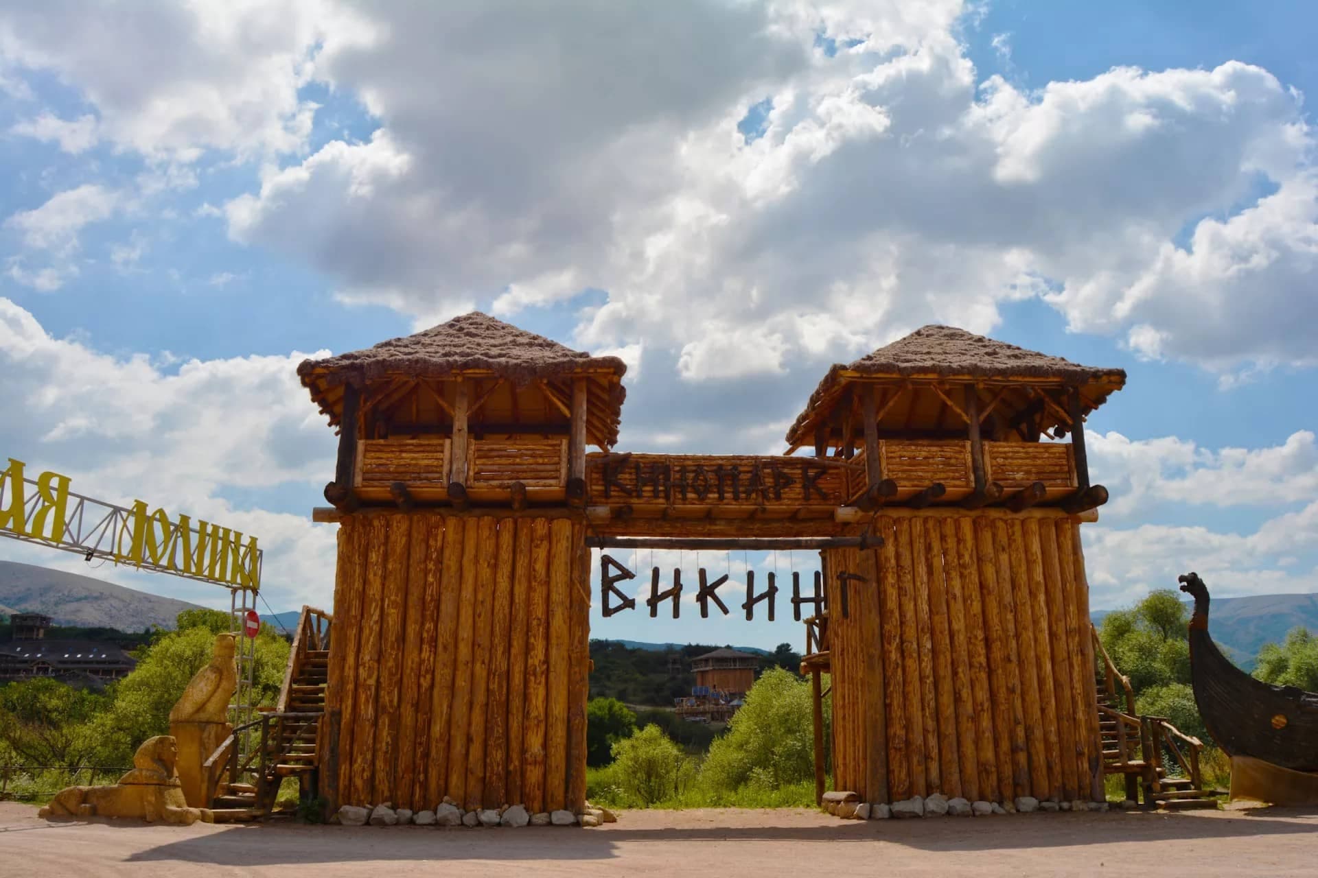 Кинопарк "Викинг". Все сохранившиеся после съемок декорации - здесь. 