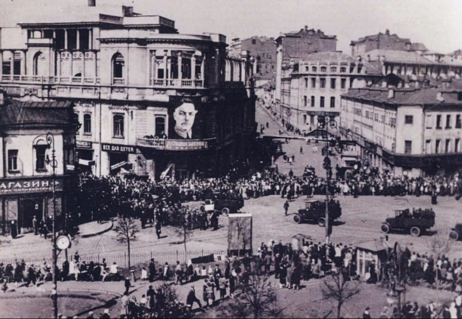 А так "Прага" выглядела в начале 1930-х (здание с портретом). Фото: um.mos.ru