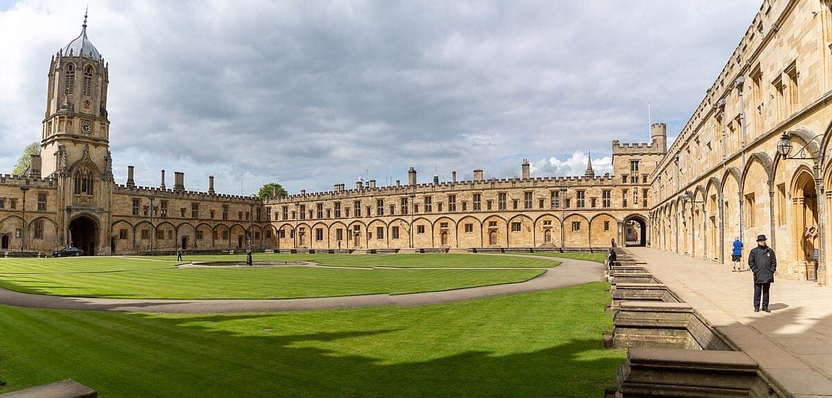 Крайст Черч - не только великолепная трапезная, но и потрясающий своей аккуратностью внутренний двор. Фото: Tristan Surtel