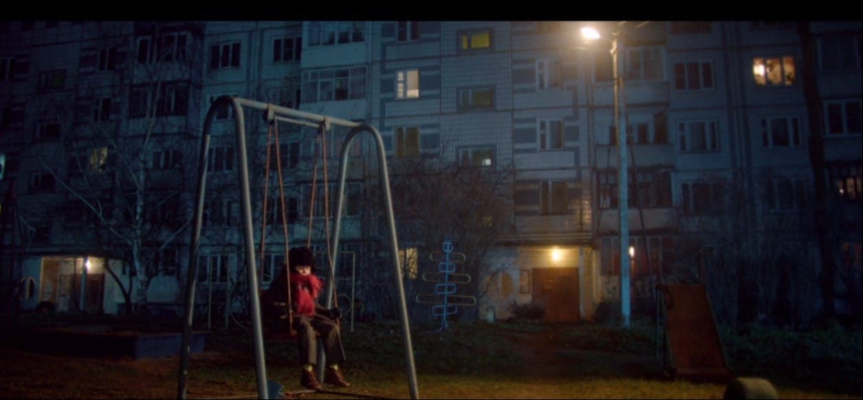 В Твери можно легко отыскать "советский" двор со старыми железными качелями. Кадр из фильма "Батя". 2021, Good Story Media, ТНТ