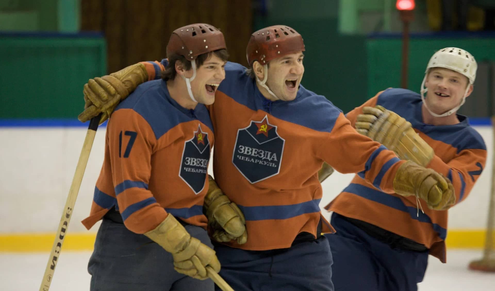 Кадр из фильма «Легенда №17». Канал Россия. Посредине — сын Валерия Харламова, Александр