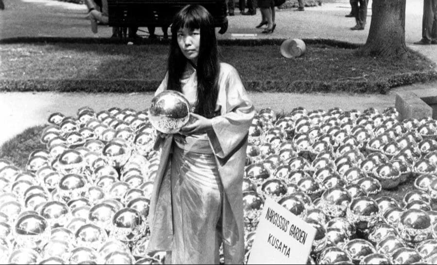 Яеи Кусама на том самом Венецианском биеннале 1966 года. Фото: dailyartmagazine.com