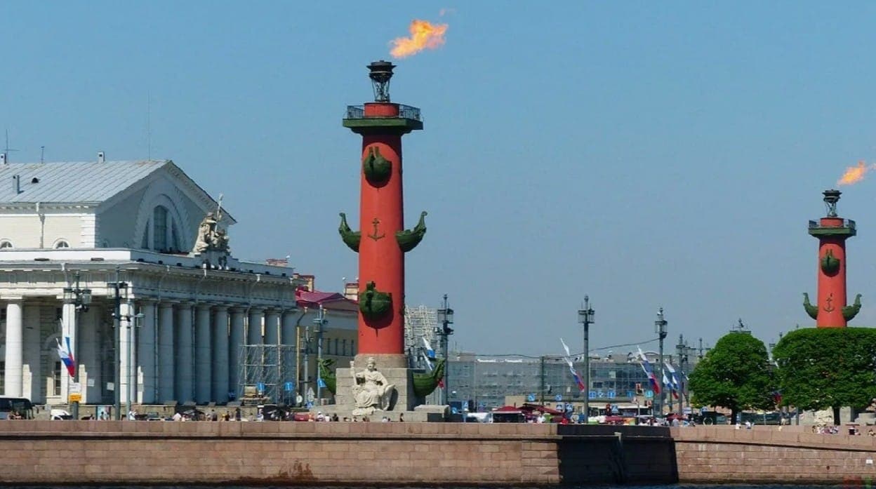 Северная колонна указывает направление к Малой Неве, южная - к Большой. Фото: kuda-spb.ru