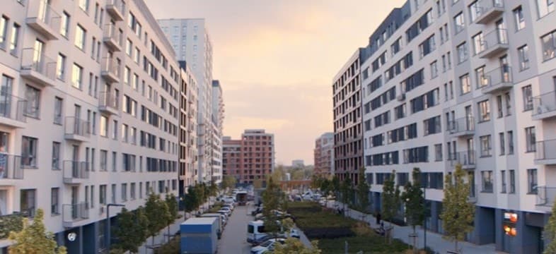 Главгерои живут в екатеринбургском ЖК "Депо". Кадр из фильма "Твое сердце будет разбито". 2026, Yellow, Black and White, All Media Company, START