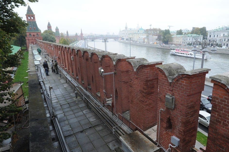 А это вид с самой Южной стены на Москву-реку и Софийскую набережную. Фото: author.today