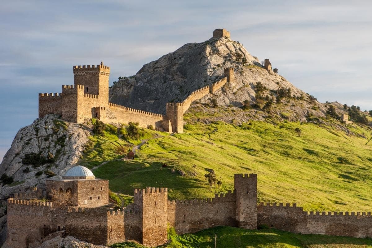 Старая генуэзская крепость в Судаке. Фото: bolshayastrana.com