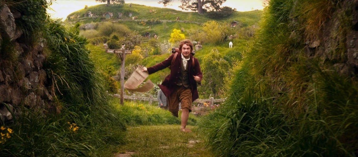 Кадр из фильма «Хоббит. Нежданное путешествие».  на заднем плане - обновленный Хоббитон. New Line Cinema, MGM, 2012