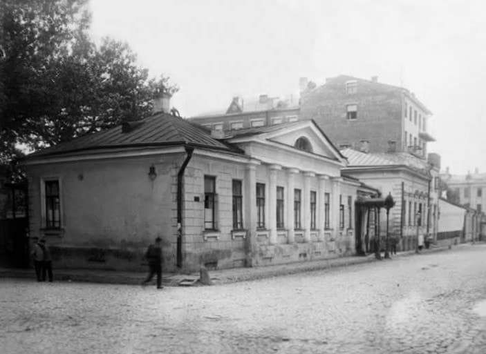 Угол Дурновского и Трубниковского. 4-хэтажный дом на фото - доходный дом Баумгартен, с балкона которого творил Поленов. Источник фото: https://pastvu.com/p/1170443