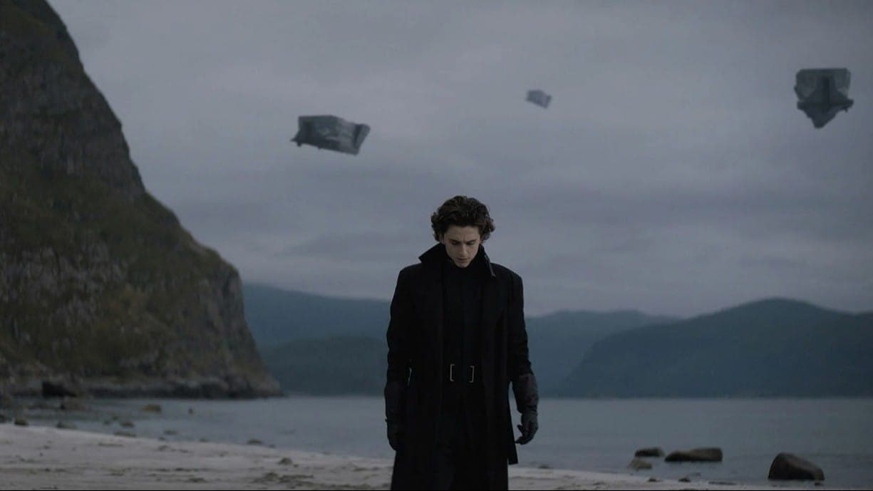 Тот самый пляж на экране - по нему идет Пол перед отлётом на Арракис. Кадр из фильма "Дюна", Legendary Pictures, 2021 