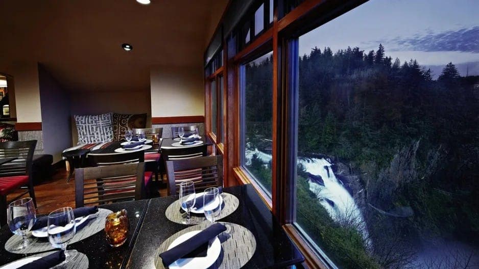 Приходя на ужин в ресторан отеля "Salish Lodge & Spa", Купер мог бы насладиться потрясающим видом. Но интерьеры снимали в другом месте. Фото: salishlodge.com