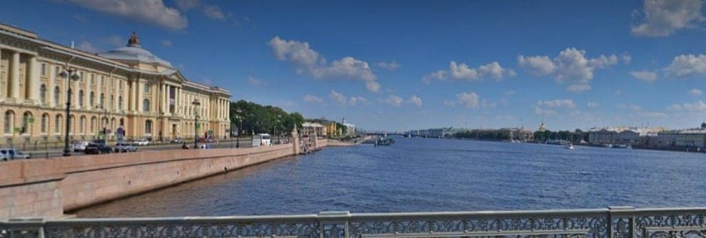Примерно с этой самой точки и писался вид на набережную (панорама - слева). Источник фото: https://lifeglobe.net/blogs/details?id=493  