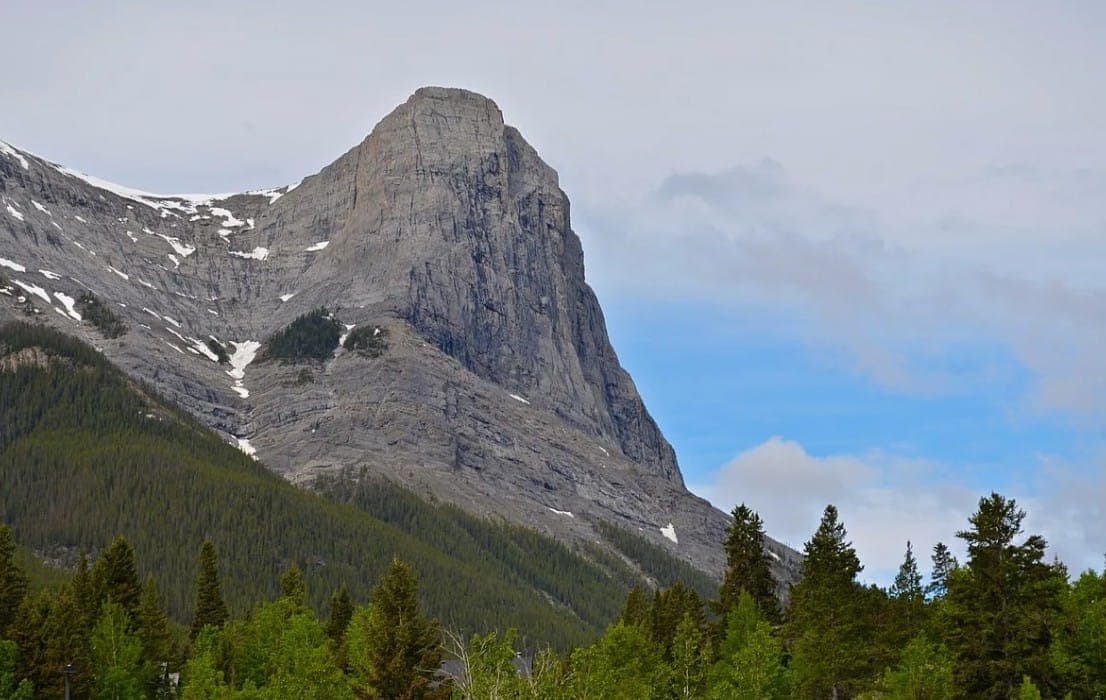 Замаскированный вход в подземный комплекс NASA находится у подножья этой горы. Фото: AMsays