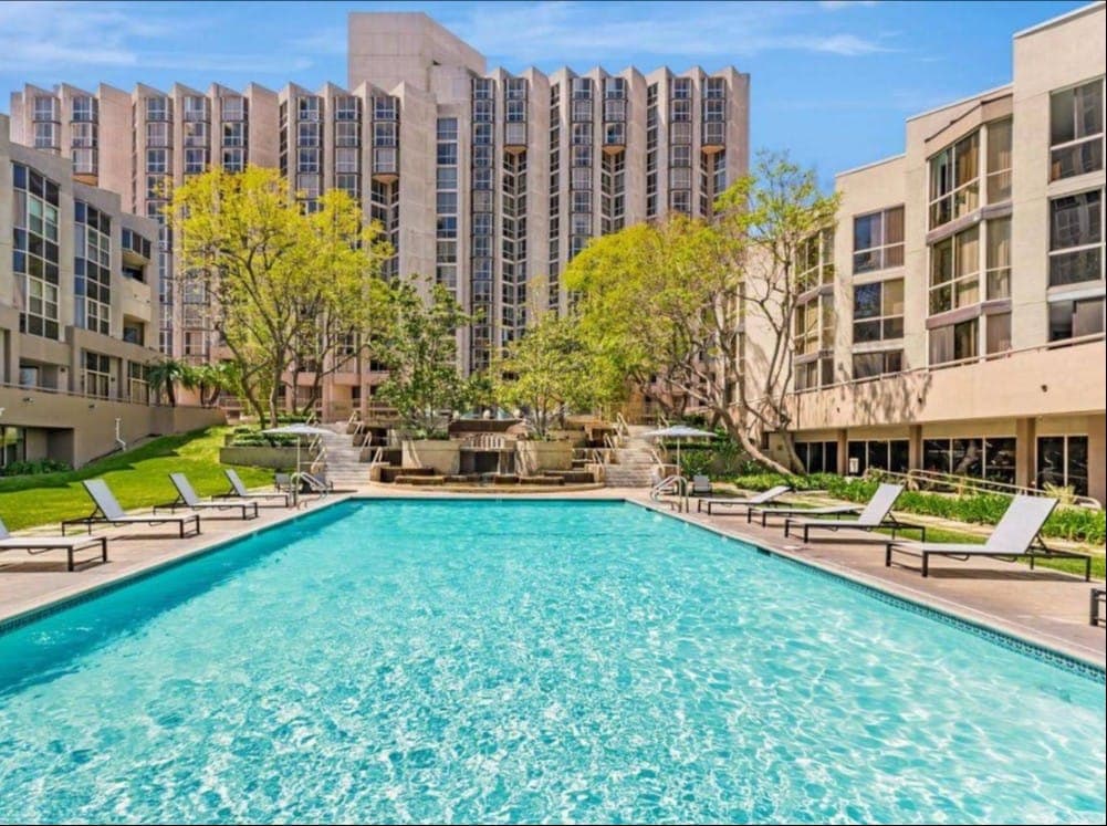 ЖК "Promenade Towers" - на территории есть даже подогреваемый бассейн. Фото: Google Maps