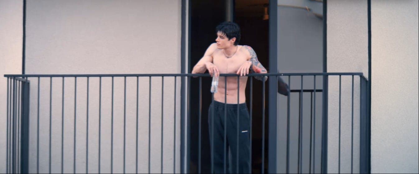 Знакомьтесь, самый опасный парень школы с минералкой в руке - Барс. Кадр из фильма "Твое сердце будет разбито". 2026, Yellow, Black and White, All Media Company, START