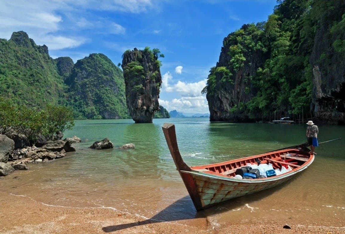 Тот самый залив с живописными скалами. Фото: horoshotam.ru