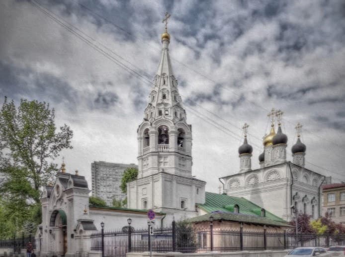 Если подойти поближе, колокольня смотрится впечатляюще. Фото: Андрей Ломакин