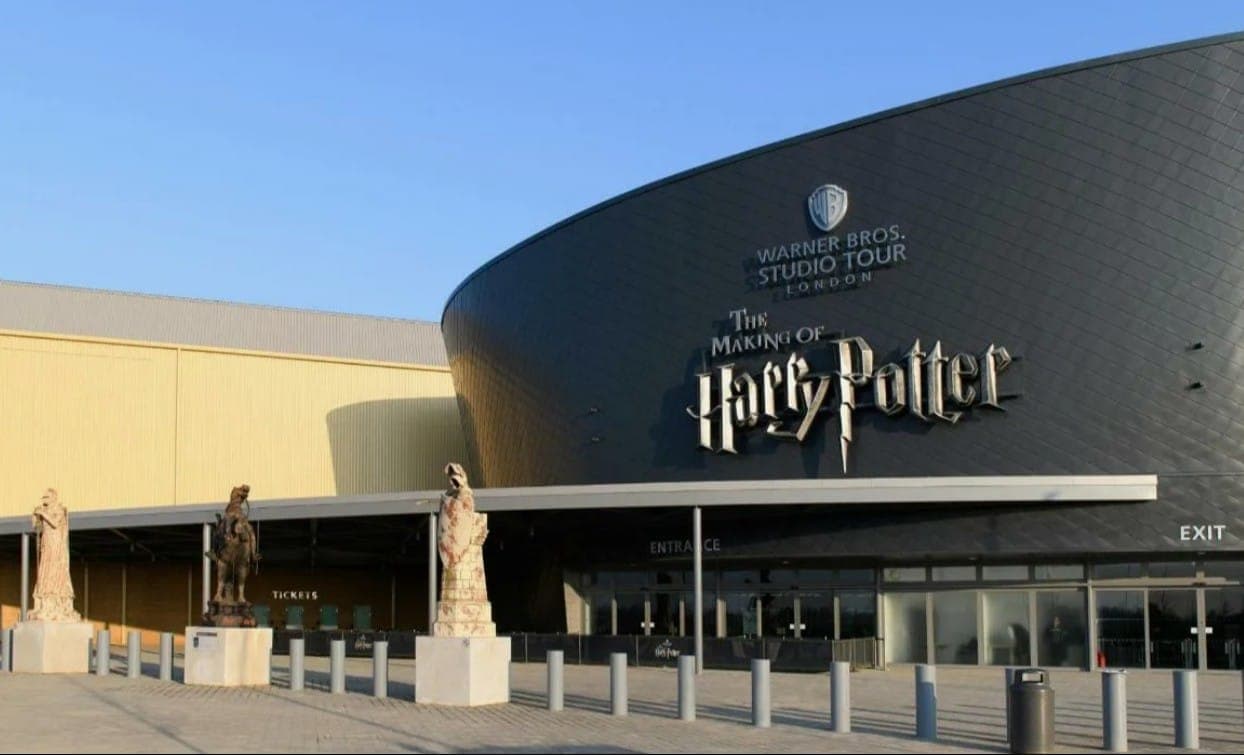 Лондонская студия Warner Bros., на которой снимались эпизоды всех фильмов поттерианы. Посетить можно с экскурсией - это гораздо интереснее!