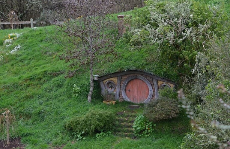 Хоббичья нора в Хоббитоне (Шир). так и хочется залезть внутрь. Hobbiton Movie Set, Matamata. Фото: Joe Ross