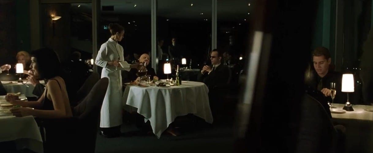 Тот самый ресторан изнутри. Агент Смит доволен. Кадр из фильма "Матрица". Warner Bros, 1999