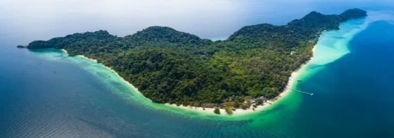 Белоснежный песок пляжей и чистая вода - настоящий тропический рай