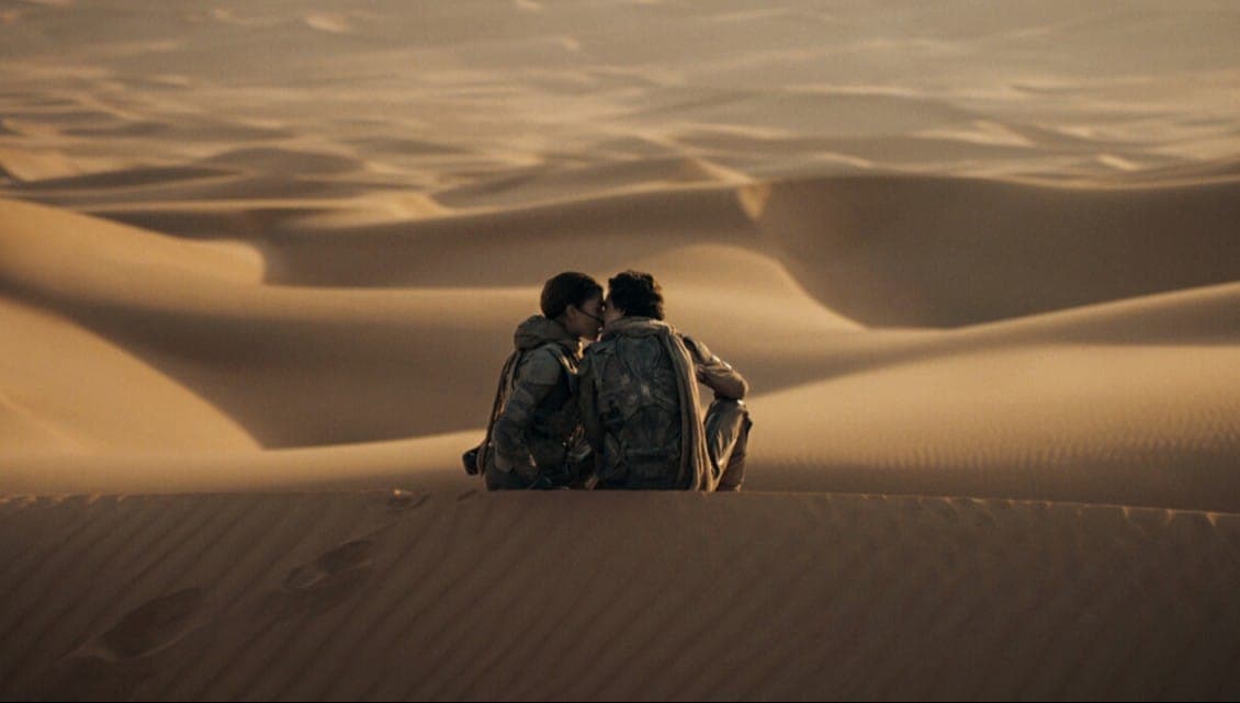 Пол и Чани посреди пустыни Арракиса в лучах рассветного солнца. Локация в пустыне Вади-Рам. Кадр из фильма "Дюна 2", Legendary Pictures, 2024