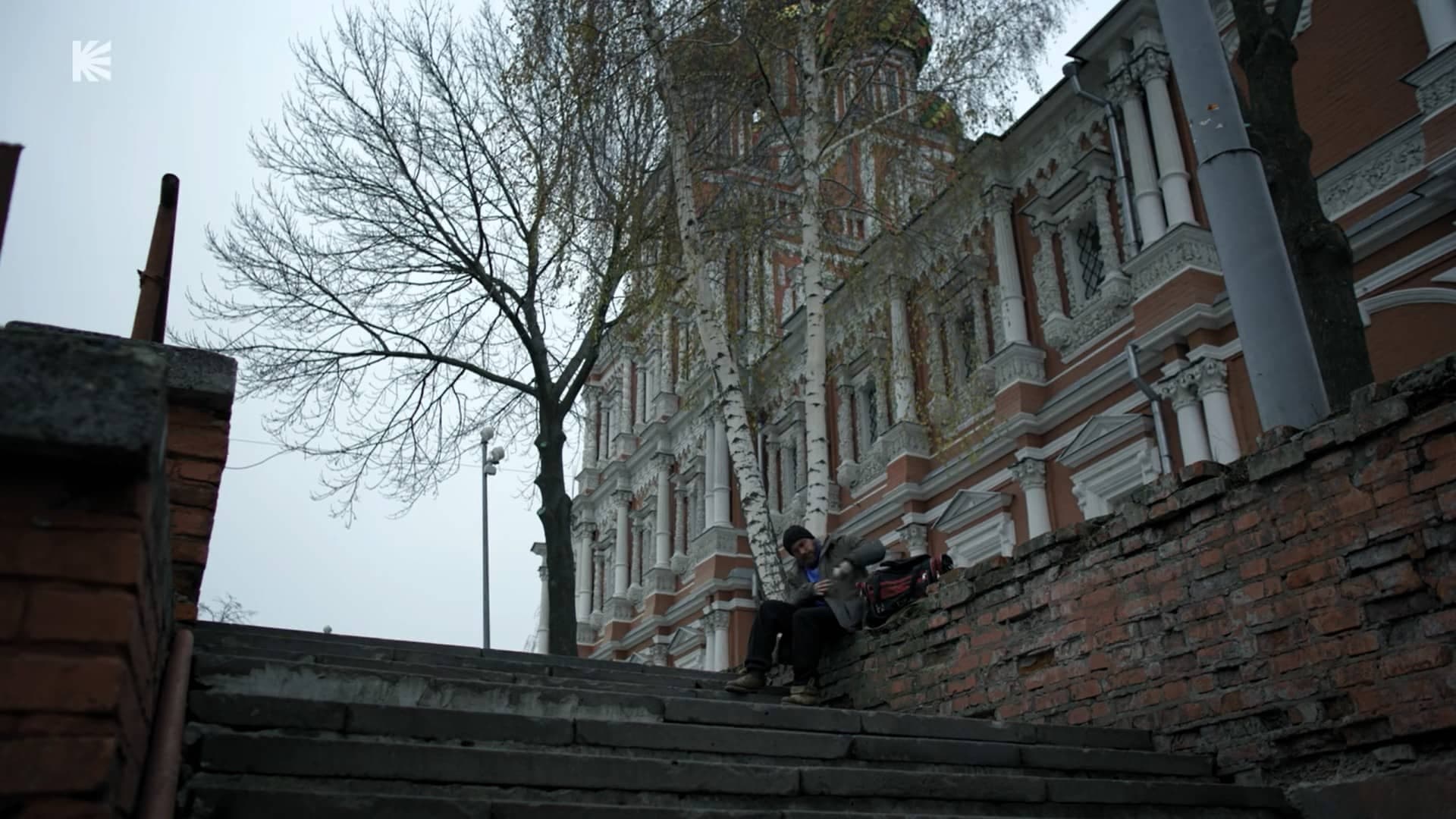 Компот на ступенях, ведущих к церкви. Кадр из сериала "Камбэк", 2025, Legio Felix, Russian Code