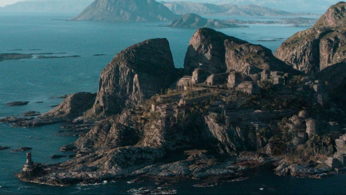 А вот и он - укрыт скалами. Кадр из фильма "Дюна", Legendary Pictures, 2021 