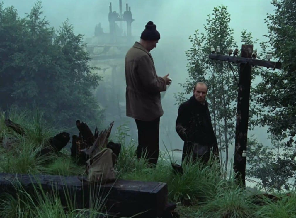 На заднем плане - заброщенная на тот момент Линнамяэ. Кадр из фильма "Сталкер", Мосфильм, 1979 г.