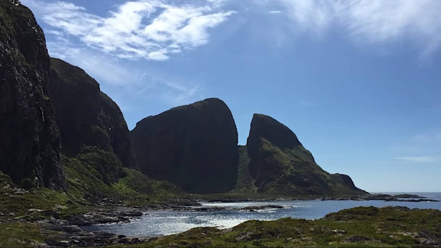 Неприступные скалы на острове Кинн - идеальное место для съемок фамильного замка Атрейдесов