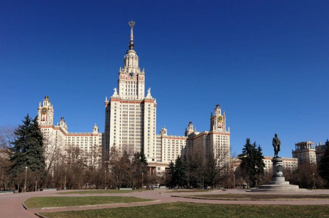 МГУ - знаменитый вид с главного входа. Фото: Дмитрий Мозжухин