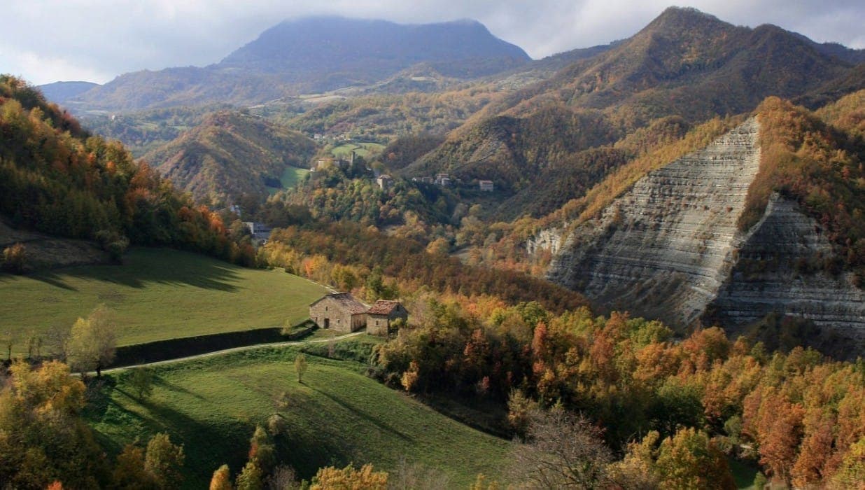 Известняковые горы, извилистые дороги - все на месте. Но вот моста, как на картине, нет. Фото: 