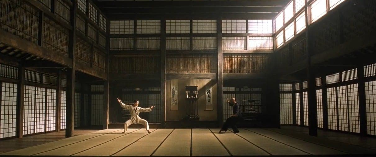 Масштабные декорации были построены заранее и полностью реальны. Кадр из фильма "Матрица". Warner Bros, 1999