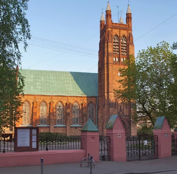 Все так же, как и описано в книге. Приходите посмотреть - и правда очень красиво. Фото: https://ru.wikipedia.org/wiki/%D0%A6%D0%B5%D1%80%D0%BA%D0%BE%D0%B2%D1%8C_%D0%A1%D0%B2%D1%8F%D1%82%D0%BE%D0%B3%D0%BE_%D0%90%D0%BD%D0%B4%D1%80%D0%B5%D1%8F_(%D0%9C%D0%BE%D