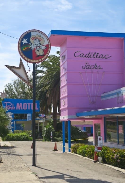 Дайнер снаружи. Источник: https://christyborgman.com/2022/04/14/april-14-2019-the-pink-motel-and-cadillac-jacks-cafe-in-sun-valley-ca-3/
