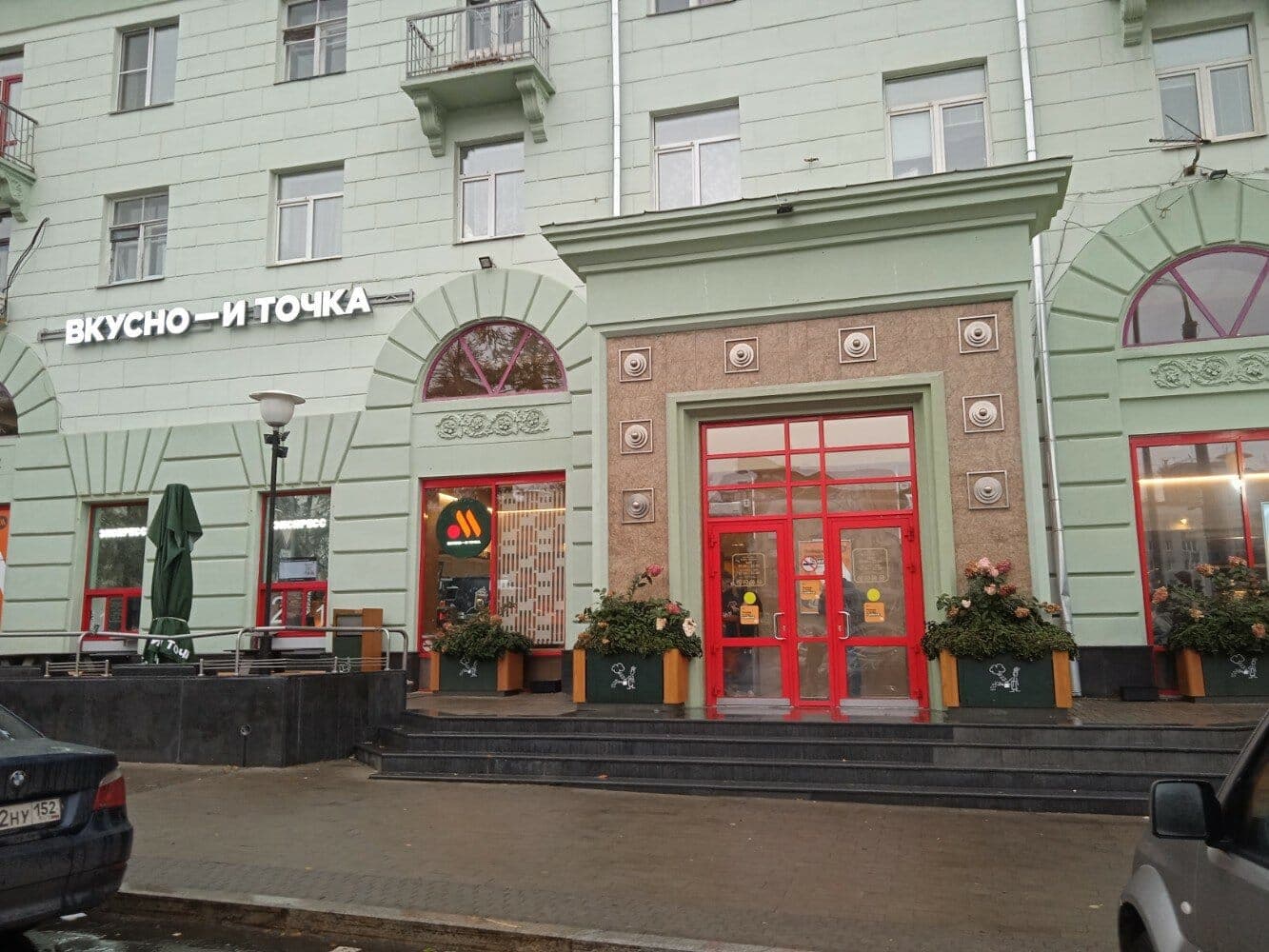 Современная точка фастфуда на площади Максима Горького в Нижнем Новгороде