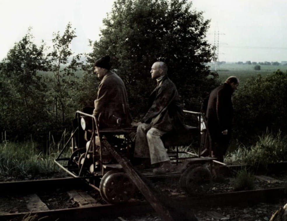 Легендарный кадр - въезд в Зону на дрезине. Кадр из фильма «Сталкер», Мосфиьлм, 1979 г.