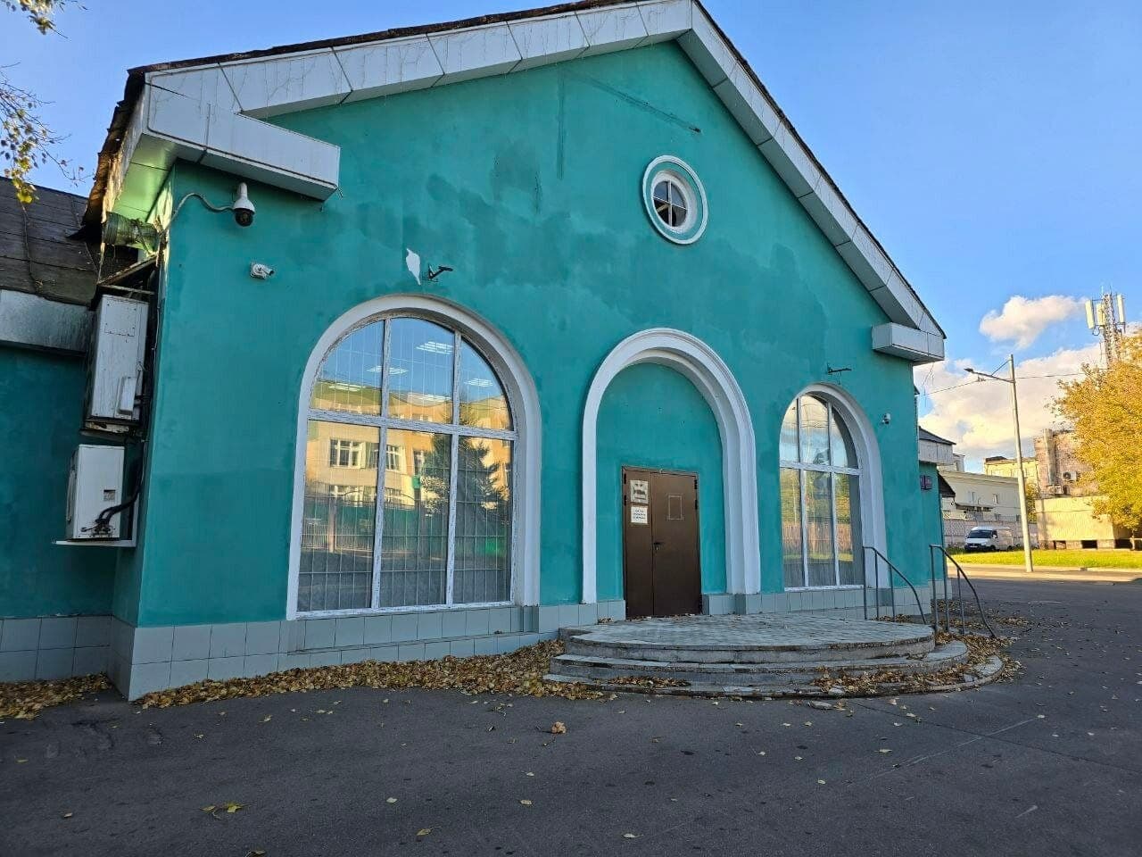 Именно это здание можно видеть в фильме. Фото: Яндекс Карты.