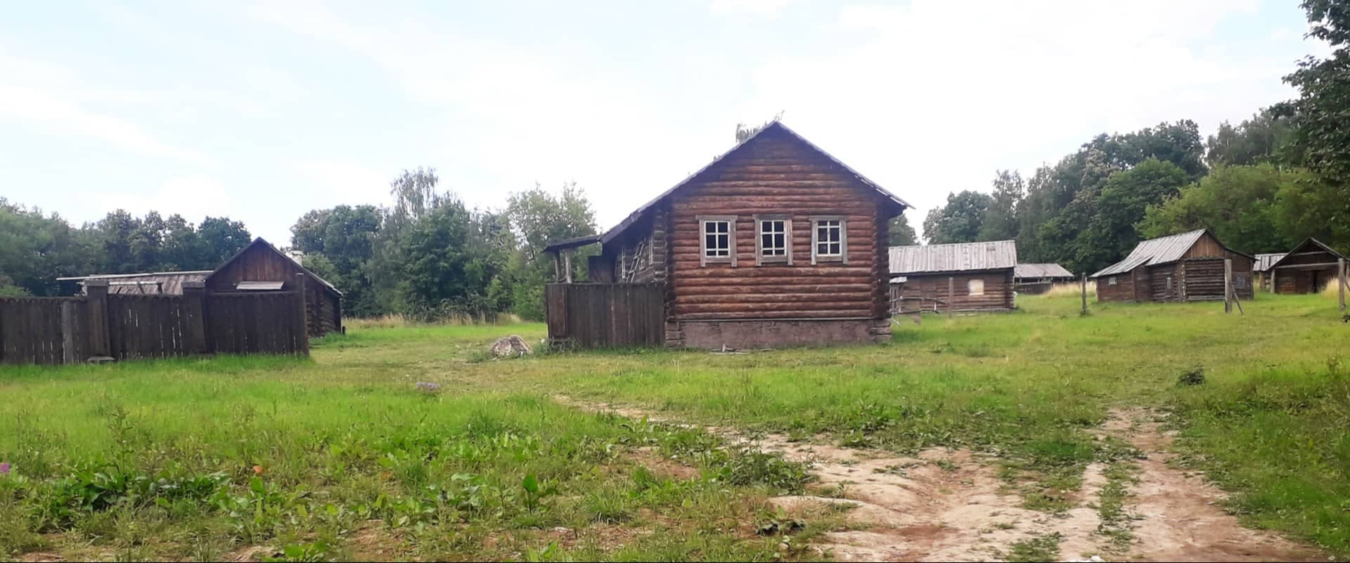 В "Горках" для кинопроектов целиком воссоздано небольшое село. Фото: drive2.ru