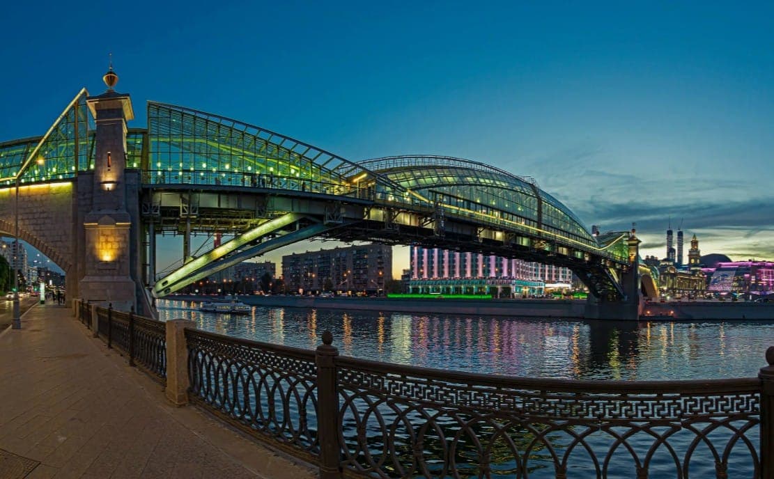 Вечером Хмельницкий мост особенно красив. Источник фото: rtraveler.ru