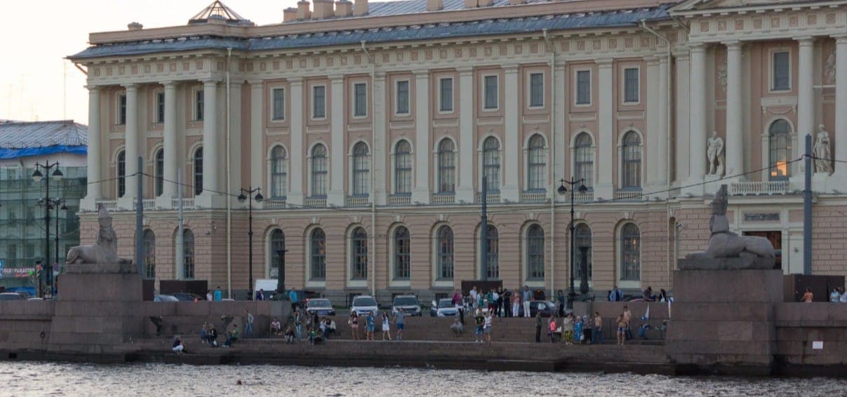 Набережная напротив Академии художеств. Фото: spb-guide.ru