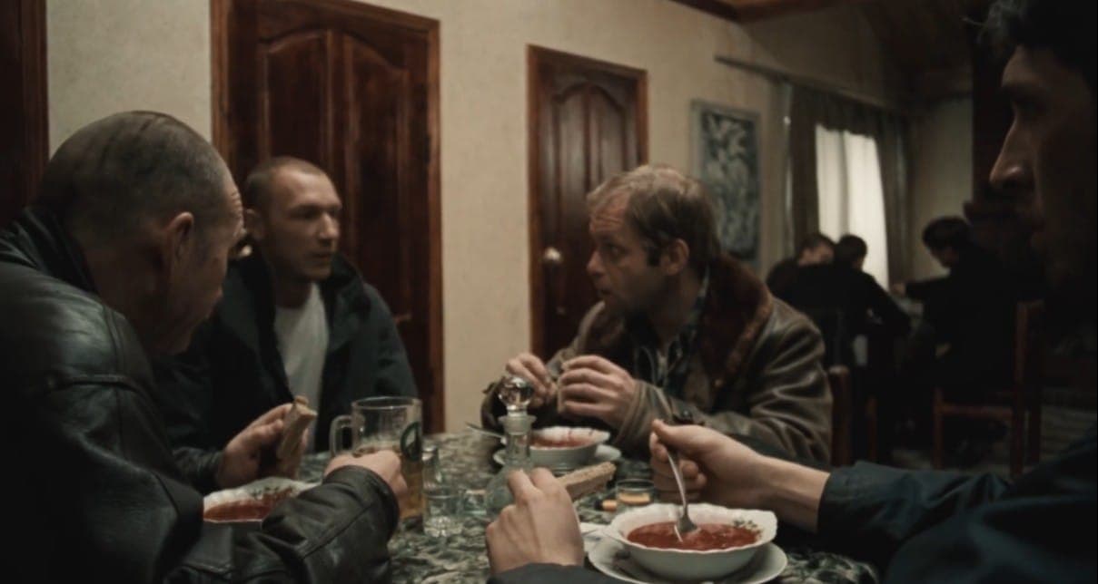 Теплый разговор за борщом. Кадр из фильма "Бумер", 2003, СТВ, Пигмалион Продакшн