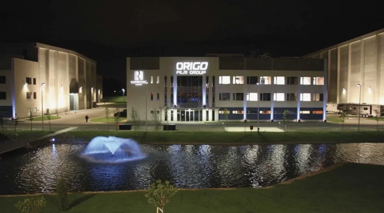 Окна горят всю ночь - на студии кипит работа 24/7. Источник фото - a2zfilminglocation.com