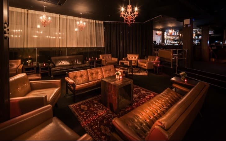 Приватное кабаре Rosewood Theater - здесь начинается фильм. Фото: urbandaddy.com