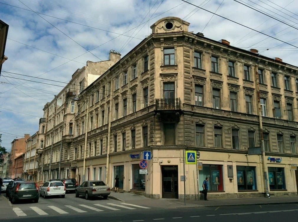 Тот самый дом, где на первом этаже располагалась булочная Филиппова. Фото: Яндекс. Панорамы.