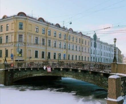 В реальности - дом на Конюшенном переулке, 1/6 с фасадом на набережную Мойки. Фото: Яндекс.Карты