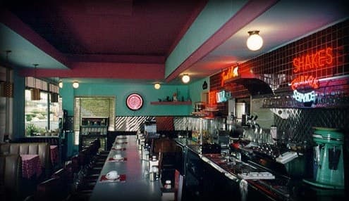 Так дайнер выглядит внутри. Источник: https://cadillac-jacks.com/Cadillac-Jacks-Cafe.htm