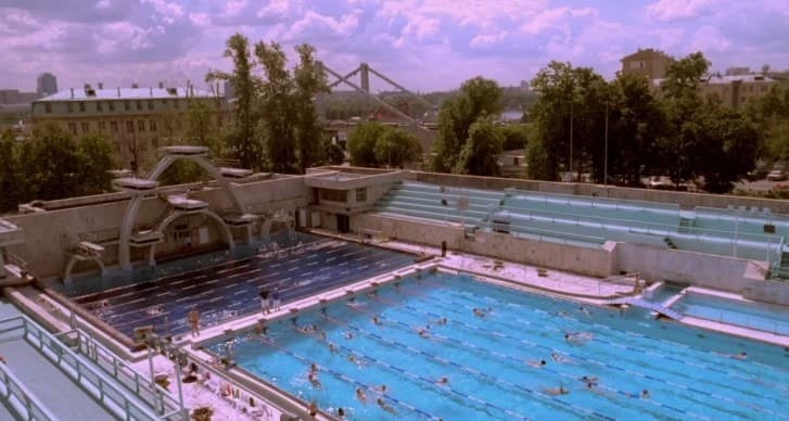 А вот и сам бассейн в фильме. Кадр из фильма «Ночной Дозор». 2004, «Первый канал», «Базелевс-продакшн»