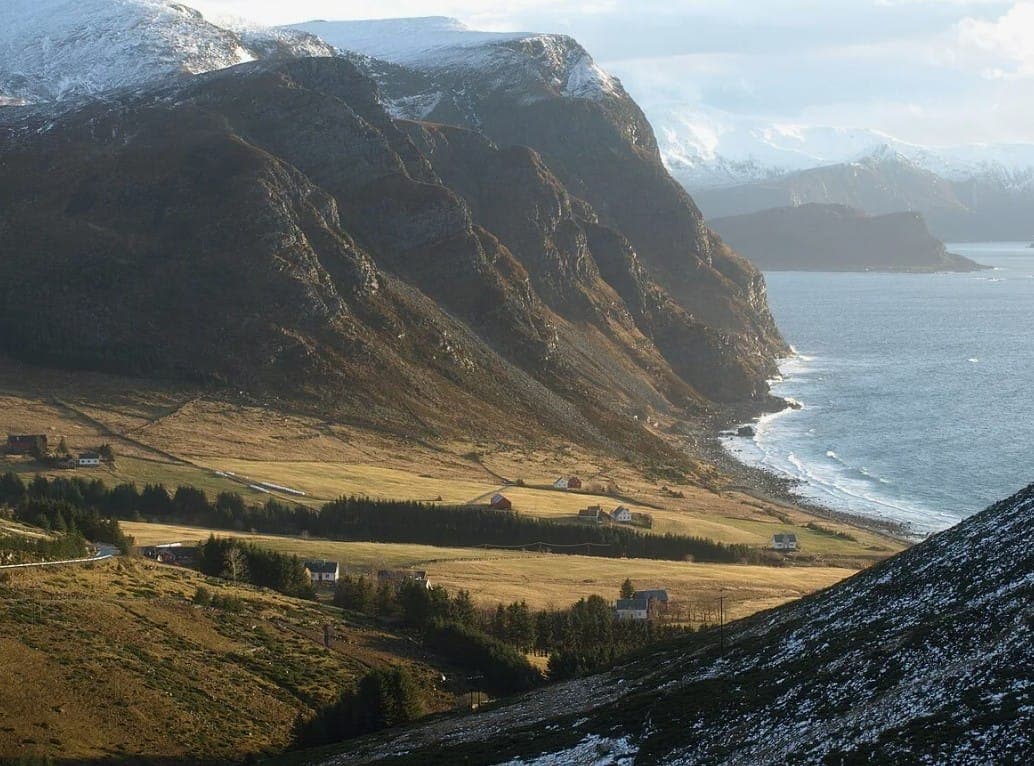 Главные пейзажи родины Атрейдесов: скалистые берега, море и густые туманы